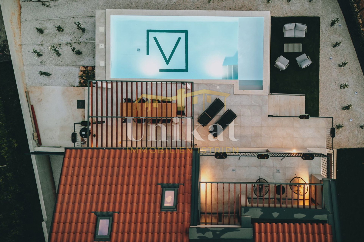 Samostojna hiša s bazenom - 17 km od morja